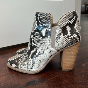 Vince Camuto Leather Booties Ankle Boots Snakeskin Print VP Famhida, siz…